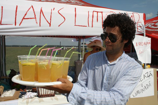 Iulian, băiatul care salvează lumea vânzând limonadă